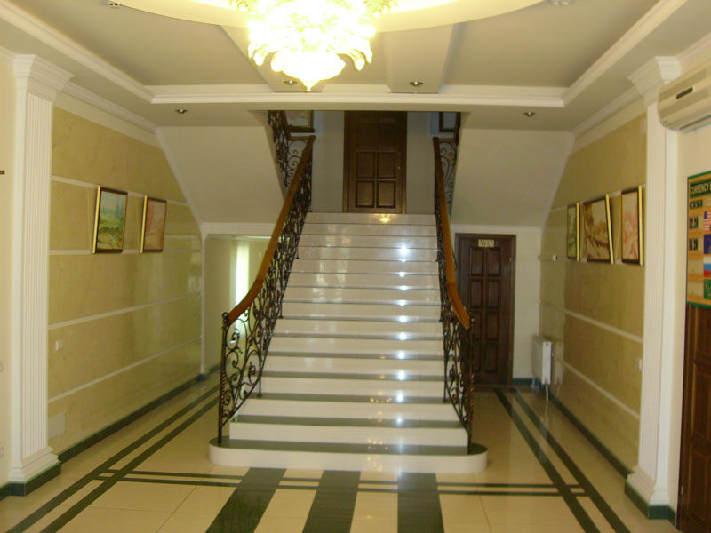 Имитация мрамора в холле отеля Villa Verde